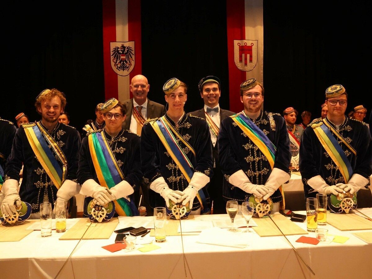 Vorne: Mathias Schmatz, Alexander Fenkart, Tobias Ender, Florian Gruber und Andre Stecher. Hinten: Festredner Ulrich Nachbaur und Florian van Dellen.⇒ame (3)
