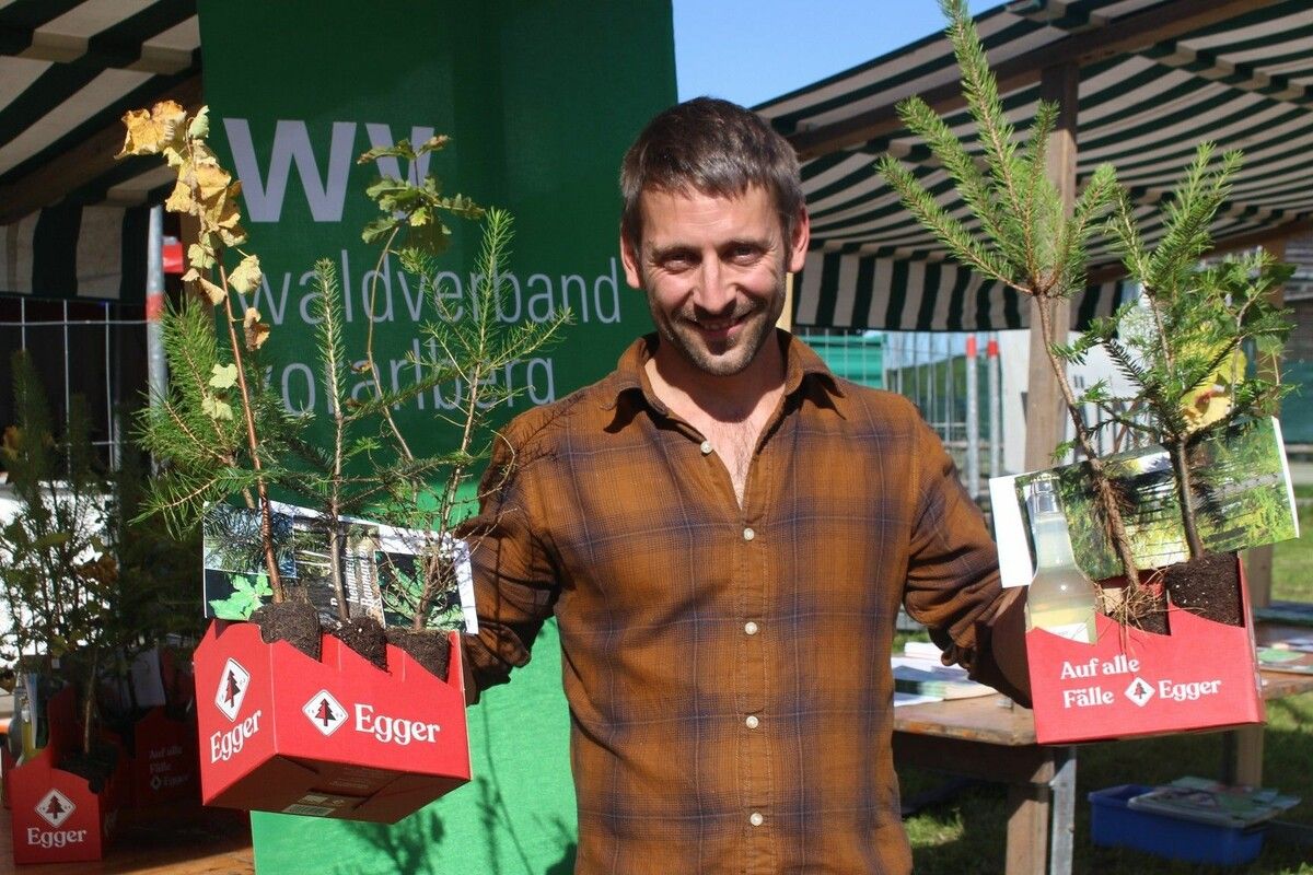 Waldaufseher Nikolaus Bischof mit dem Sechserträger „Klimafitter Wald“. ⇒