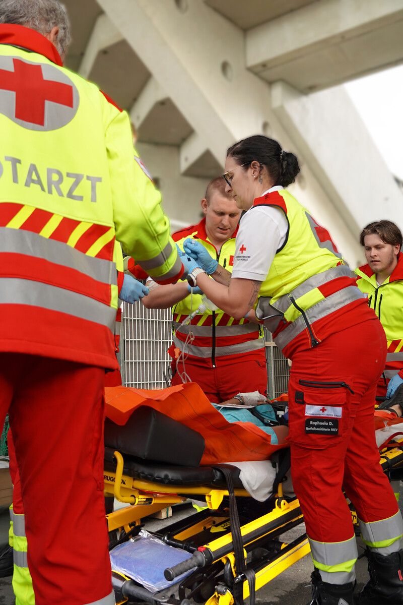Wenn Sekunden über Leben und Tod entscheiden: Doch in weniger als der Hälfte der Fälle beginnt die Wiederbelebung durch Laien. ⇒Rotes Kreuz