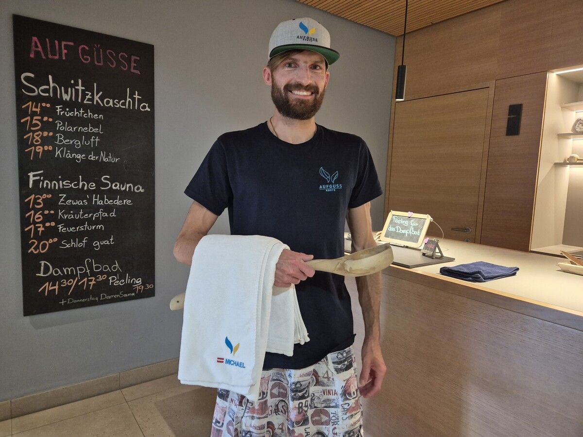 Wichtige Utensilien für den Aufguss sind die Holzkelle und das Handtuch. ⇒VN/JUN, Bacchi