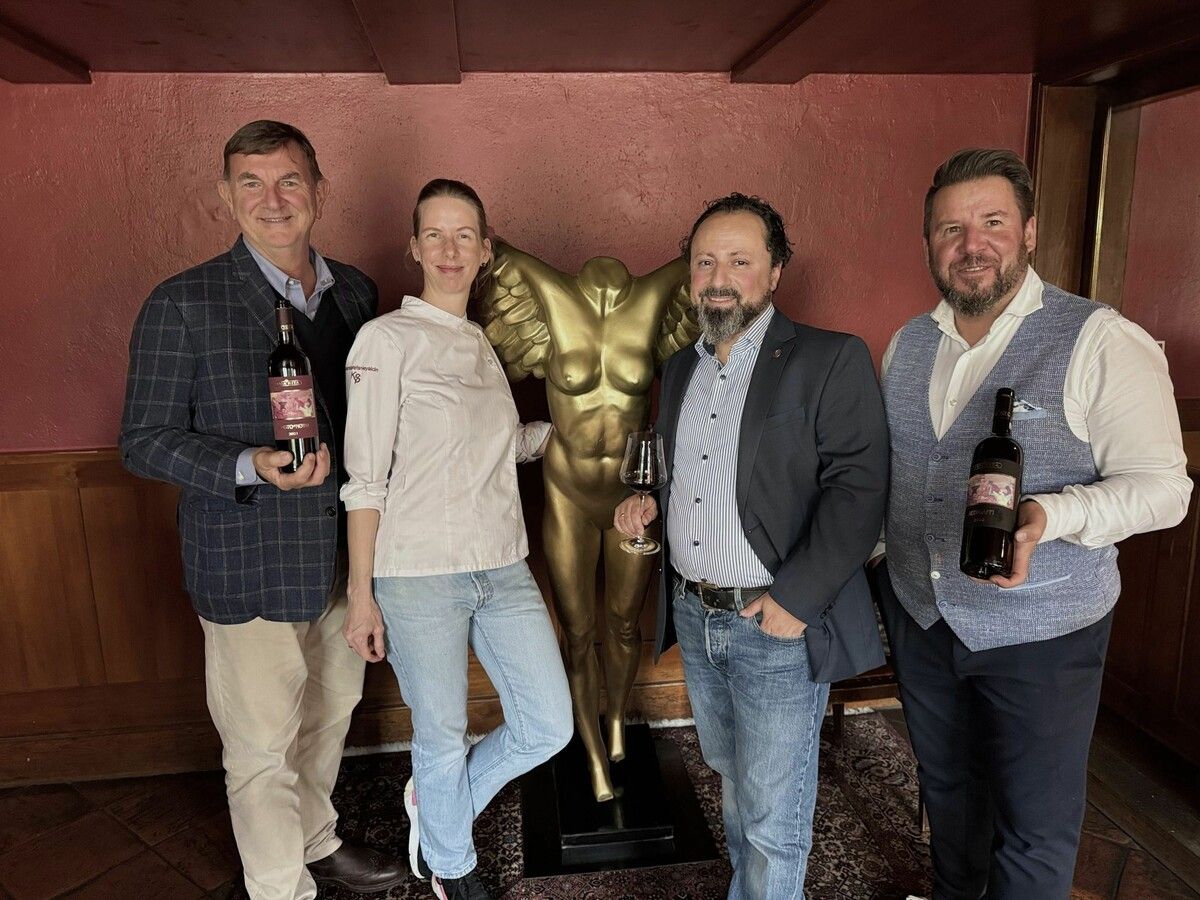 Winzer Stefano Frascolla, Küchenchefin Kerstin Yalcin, Diplomsommelier Ali Yalcin und Weinhändler Andre Henkel beim Gourmetabend in der Rätschkachl.⇒SIE