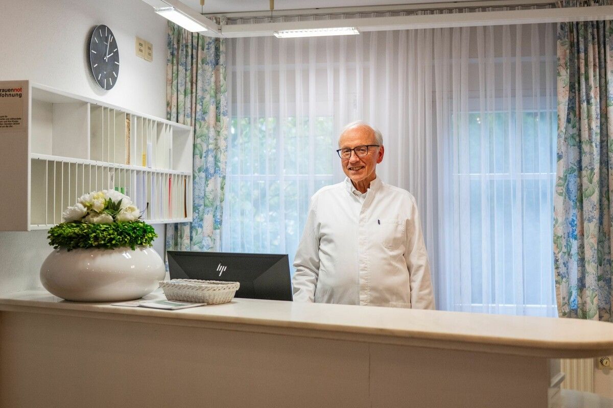 Wolfgang Hilbe geht und hofft, eine Nachfolge für seine Praxis zu finden. ⇒VN/Rhomberg (4)