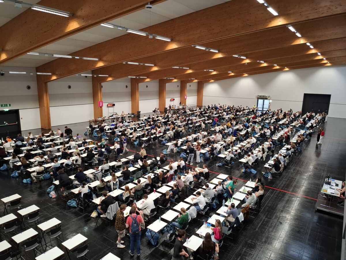 Zahlreiche junge Menschen stellten sich heuer dem Medizin-Aufnahmetest in der Messehalle in Innsbruck.⇒APA/Stegmayr