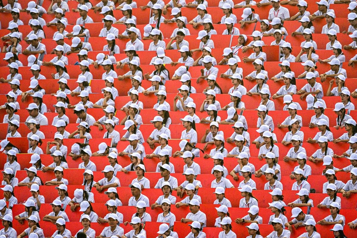 Zum 80. Jahrestag der Unabhängigkeit Vietnams haben sich riesige Menschenmengen in der Hauptstadt Hanoi versammelt, um bei der größten Militärparade seit Jahrzehnten dabei zu sein. Diese Jugendlichen verfolgen die Feierlichkeiten mehr oder weniger interessiert. AFP (5)