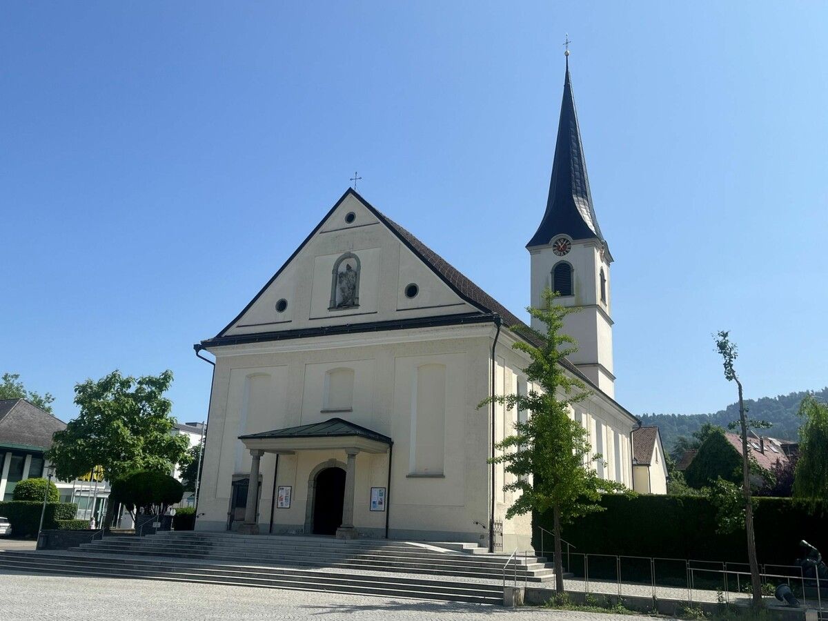 Zur gemeinsamen Sonntagsmesse treffen sich alle Pfarrangehörigen aus allen fünf Leiblachtalgemeinden am Sonntag auf dem unteren Kirchplatz in Hörbranz.⇒Manfred Schallert