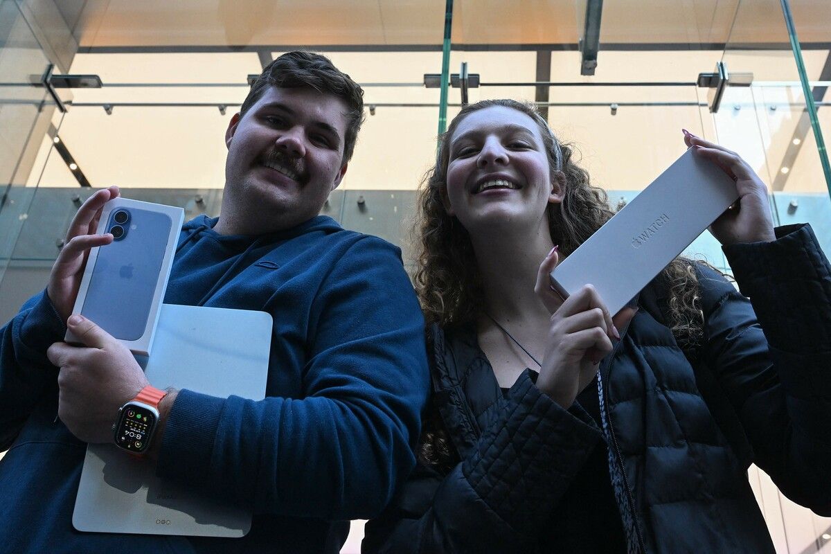 Zwei Kunden verlassen als erste den Apple Store in Sydney mit dem neuen iPhone 17 Pro und einer Apple Watch. afp(5)