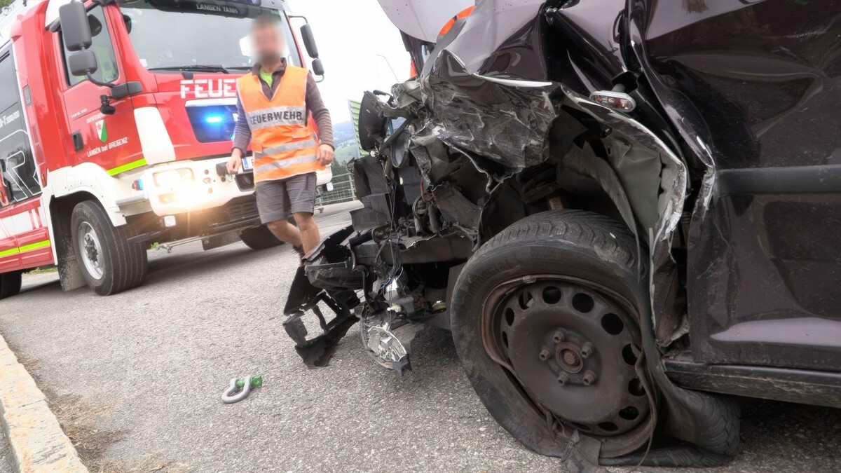 Zwei Pkw stießen auf der L2 bei Langen frontal zusammen. Die Feuerwehr Langen sicherte die Unfallstelle und übernahm die Fahrzeugbergung.⇒vol.at