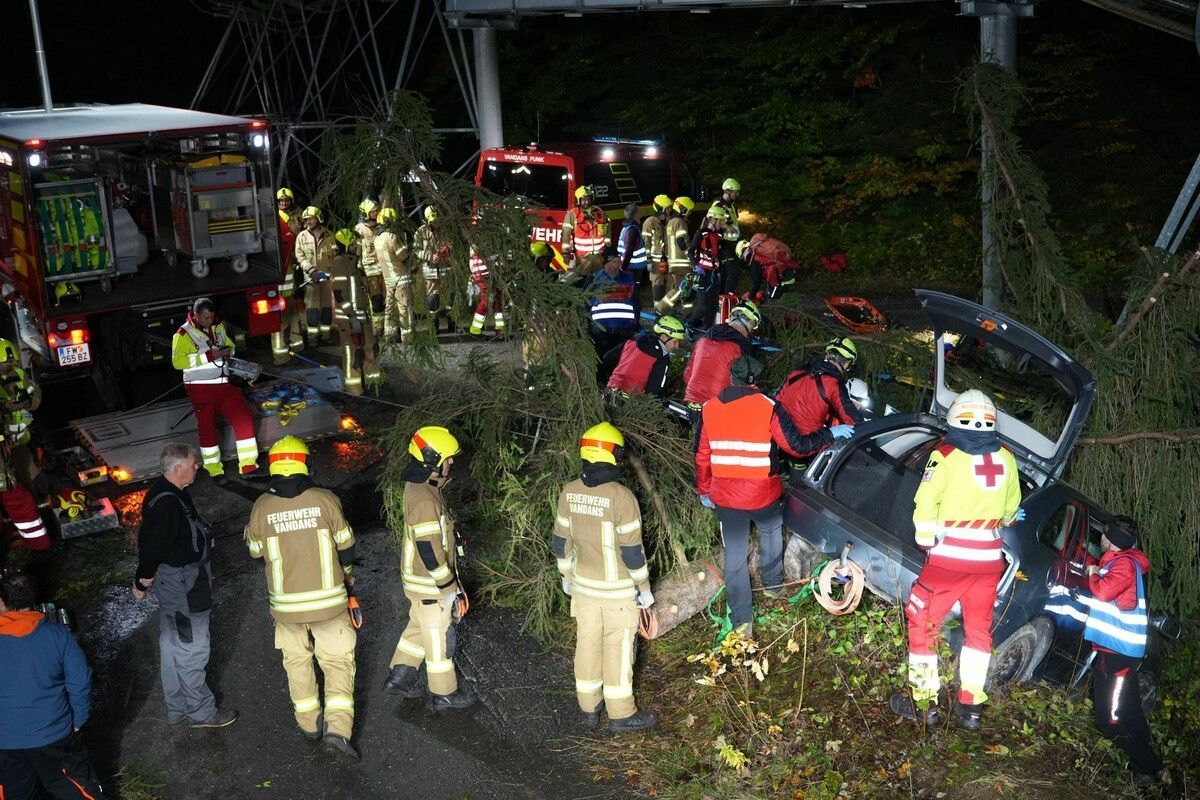 20 Bergretter, 38 Feuerwehrmänner sowie elf Rettungskräfte des Roten Kreuz Bludenz übten in Vandans.⇒sto (3)