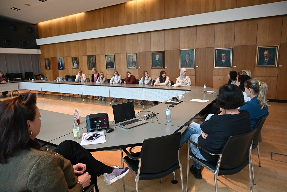 22 Mädchen blickten im Zuge von Girls in Politics hinter die Kulissen im Rathaus.⇒BVS (3)