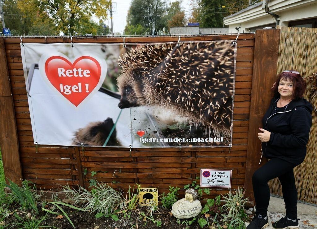 Adele Dornig am Eingang der neuen Igelstation in Lochau.⇒Christian Fetz (3)