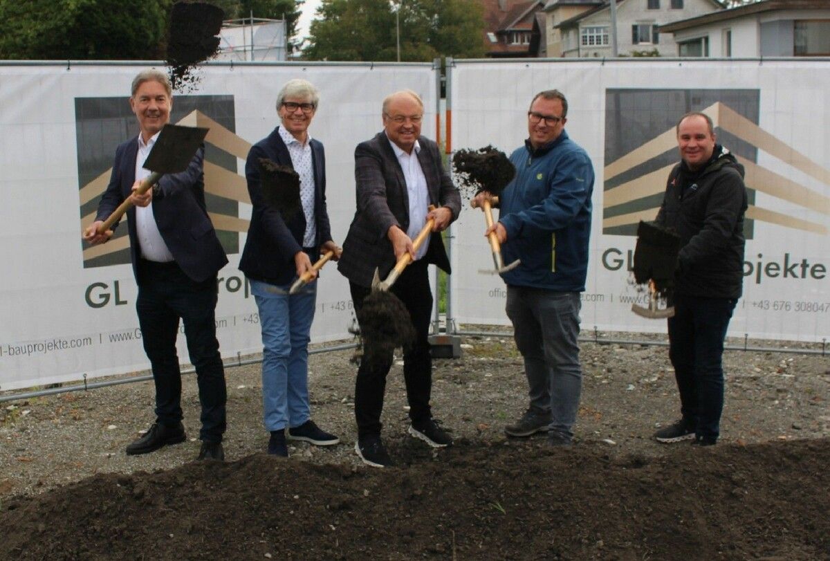 Alexander Stuchly, Gerhard Ludescher, Bgm. Elmar Rhomberg, Bauleiter Patrick Winder und Baumeister Martin Moosbrugger (v. l.) beim symbolischen Spatenstich. ⇒STP (3)