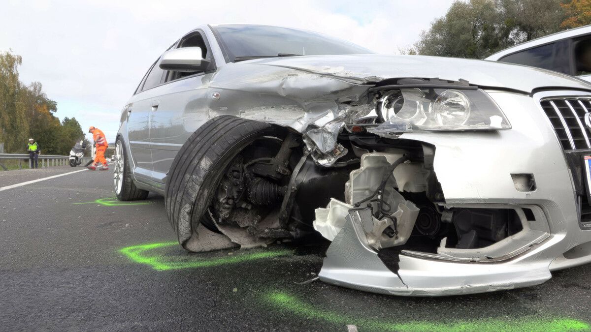 Am Auto entstand Totalschaden. Gegen den Unfalllenker wird wegen Gefährdung der körperlichen Sicherheit im Straßenverkehr ermittelt.⇒Shourot