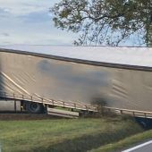 Unfall auf der Senderstraße: Lkw landet in Wiese