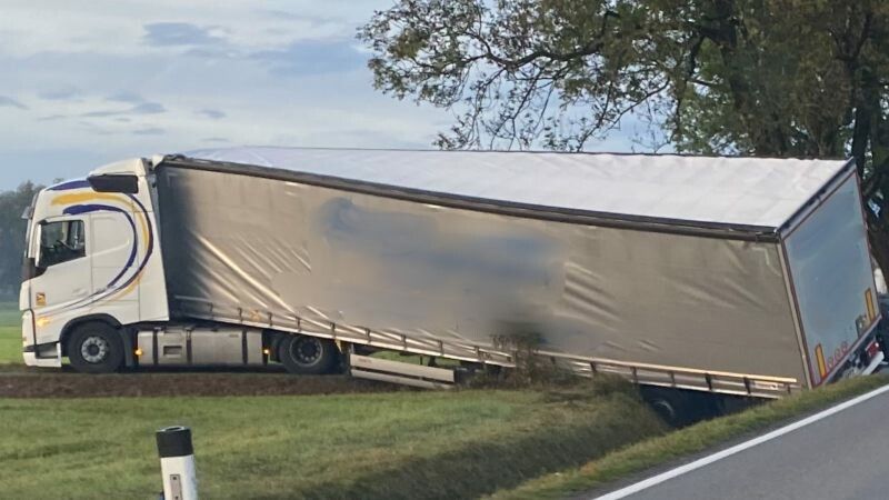 Am Dienstagmorgen kam ein Lkw auf der Senderstraße teilweise in der Wiese zum Stillstand. ⇒Leserreporter