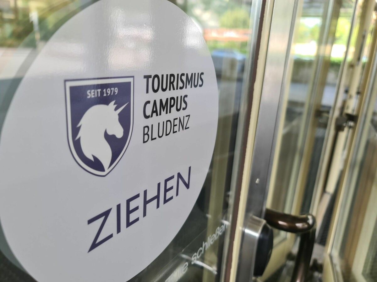 Am Eingang zur Schule weist nun das Logo auf den Tourismus Campus Bludenz hin. ⇒Tourismus Campus Bludenz