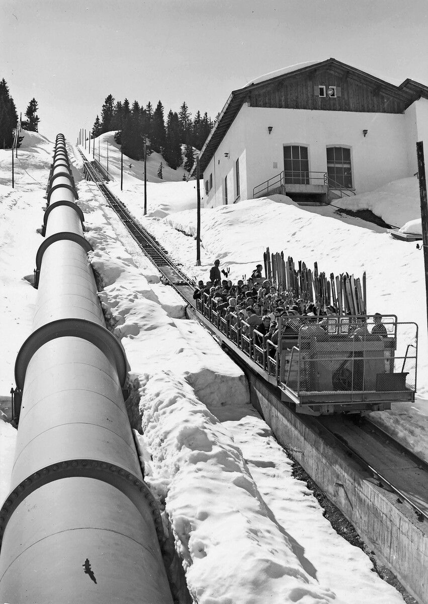 Am Golm wurde nach dem Zweiten Weltkrieg eine Art Skilift in Betrieb genommen, die für sich genommen schon eine Attraktion war. Ein alter Materialaufzug transportierte dort Skifahrer von der Talstation den Berg hinauf.⇒Ansichtskartensammlung Richard Huter, Ignacio ⇒Martinez/Vorarlberger Landesbibliothek; 100 Jahre Illwerke; Oskar Spang/Stadtarchiv Bregenz;