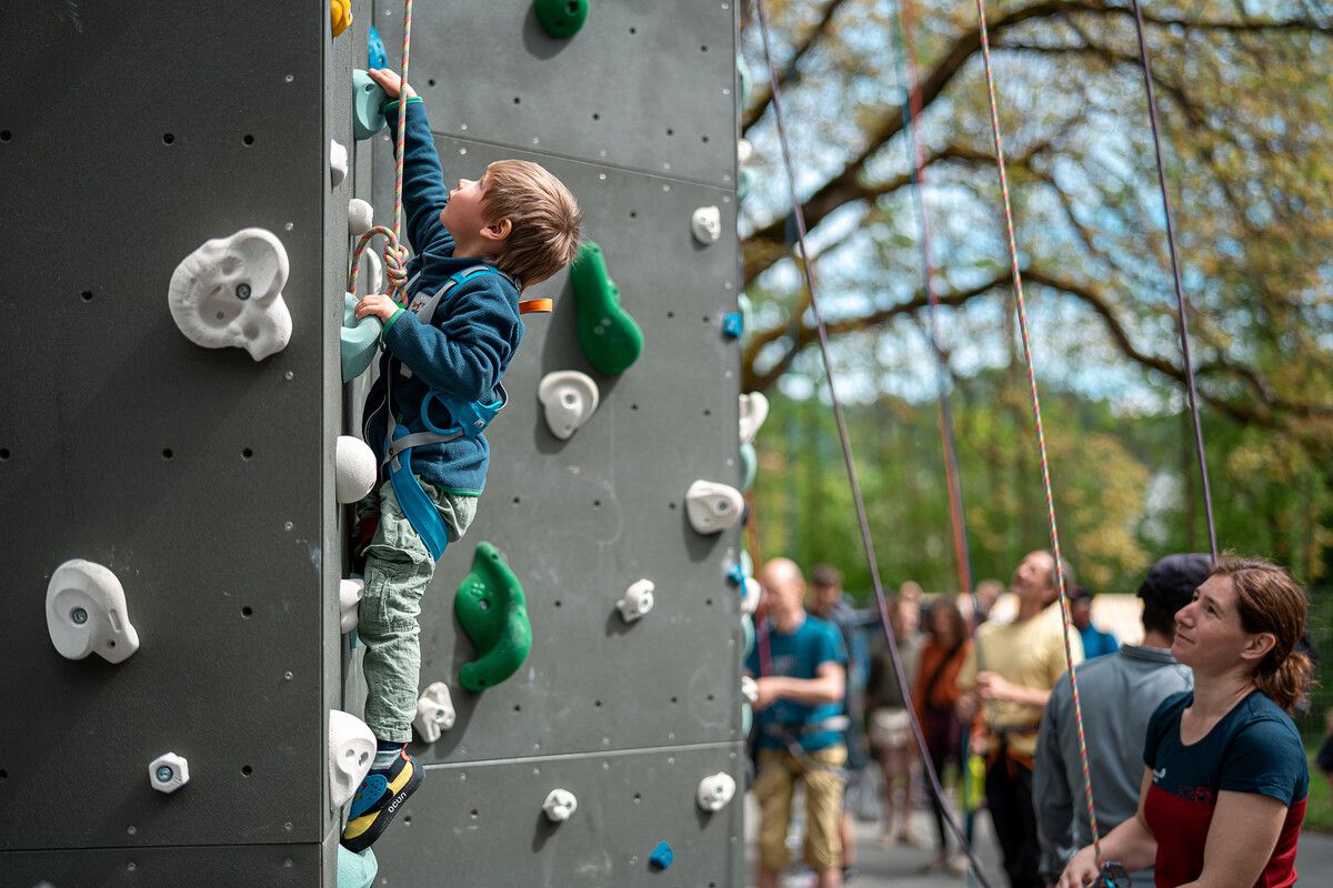 Am Kids Buin kann man in den Herbstferien Klettern üben. ⇒Kinderdorf