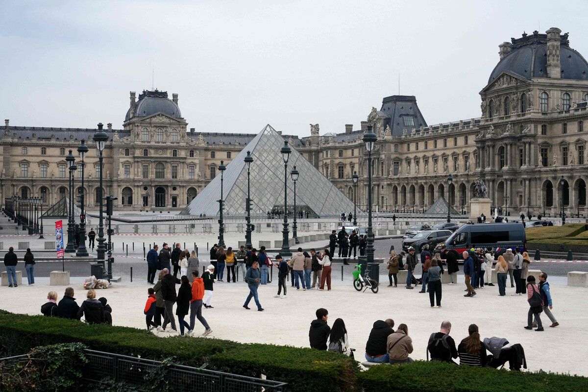 Am Tag nach dem Einbruch blieb der Louvre für Besucher, anders als zunächst angekündigt, geschlossen.⇒AFP