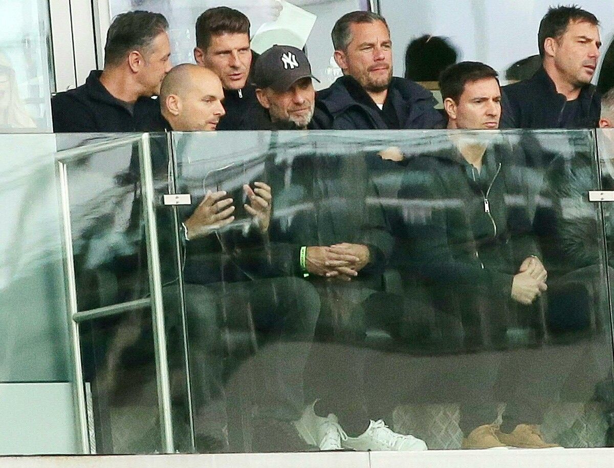 Am vergangenen Sonntag war Jürgen Klopp (vorne Zweiter von links) beim Spiel von Salzburg gegen Altach in der Red-Bull-Arena zu Gast.⇒apa