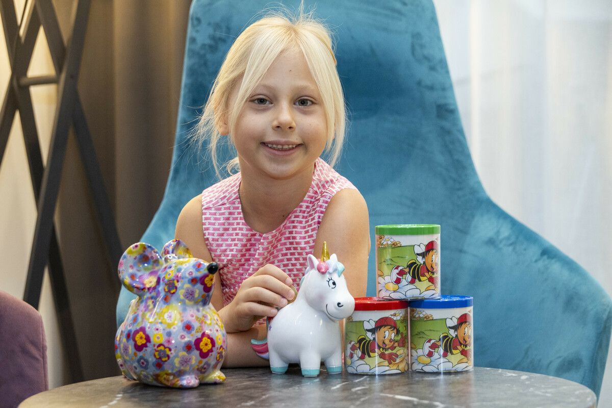 Amelie (6) brachte ihre Ersparnisse, mit denen sie ihre Sparmaus und ihr Spareinhorn ein Jahr lang gefüttert hat, bereits zu Wochenbeginn auf die Bank.⇒VN/Paulitsch