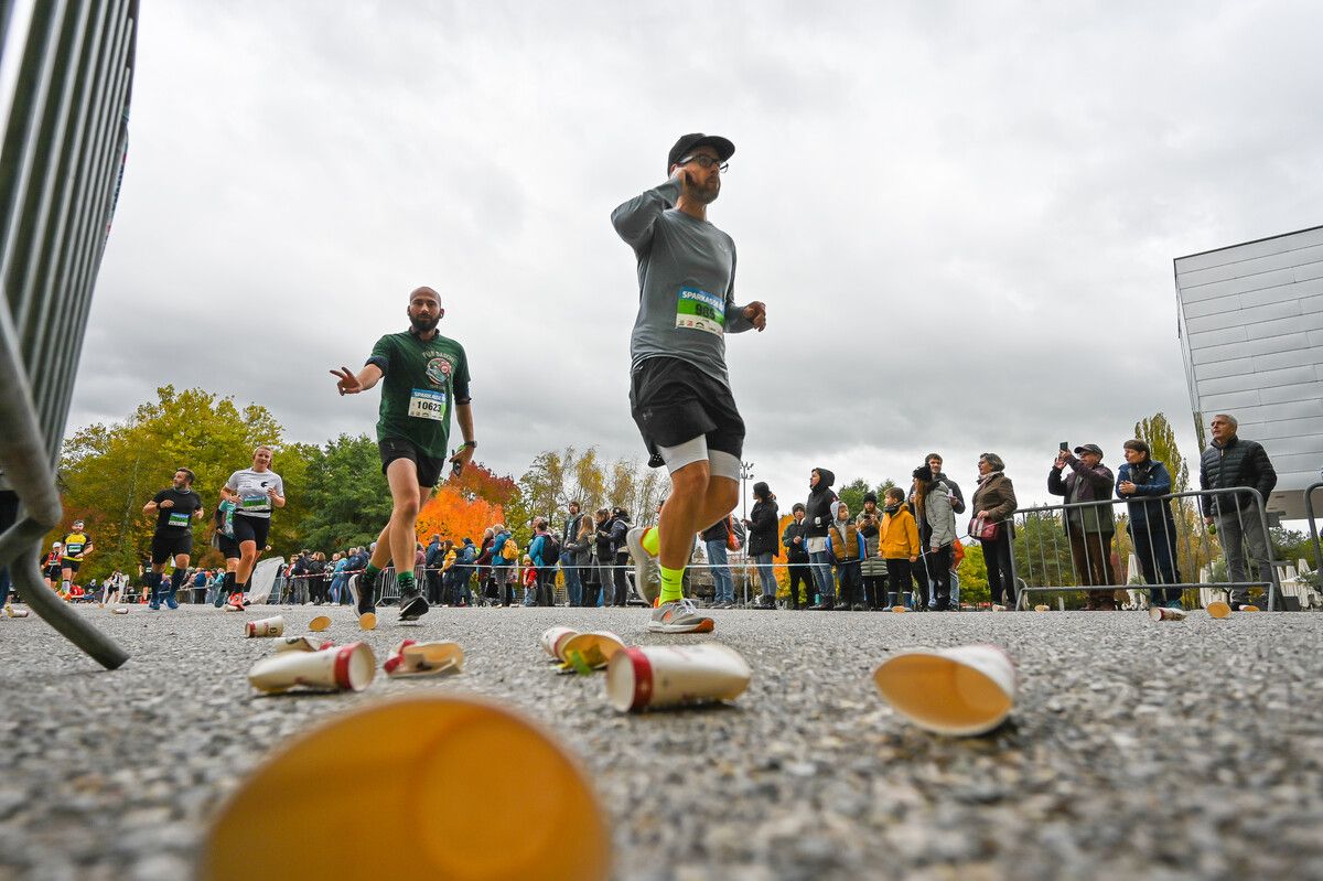 An den Versorgungsstellen entlang der Marathonstrecke sammelt sich der Müll an. ⇒neufert