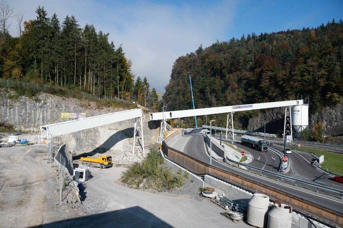 An der Beförderungsanlage wird momentan gearbeitet. Sie soll künftig rund eine Million Tonnen Fels per Bahn abtransportieren.