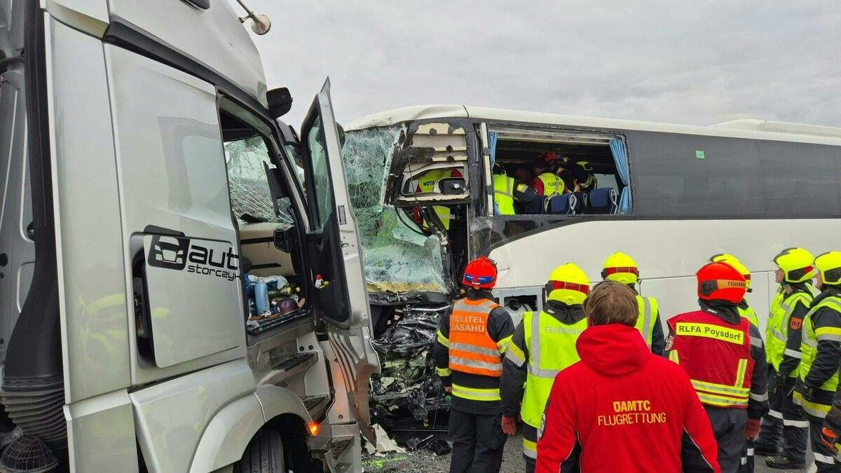 An der Unfallstelle war ein Großaufgebot an Rettungskräften im Einsatz.⇒AFP