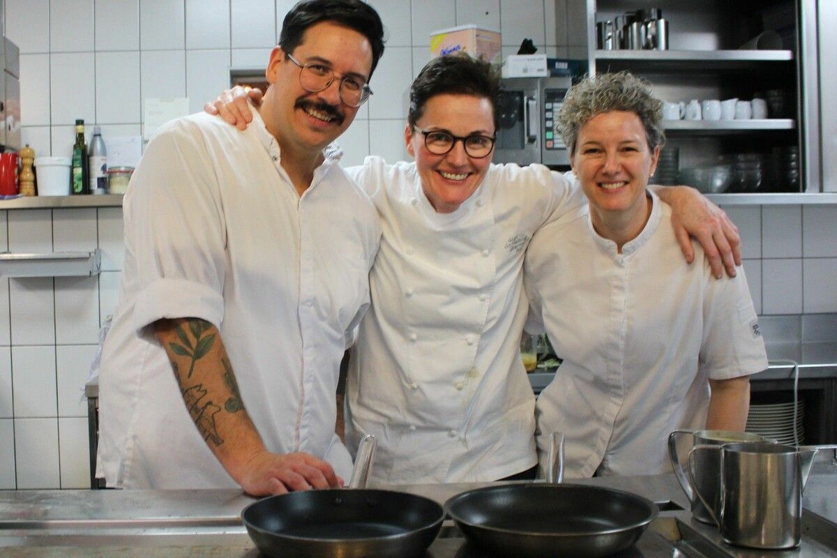 An die Pfannen, fertig, los…! Krone-Küchenchef Michael Garcia Lopez, Hausherrin Helene Nußbaumer und ihre ehemalige Mitschülerin Sigi Schelling (Mitte). ⇒STP (3)