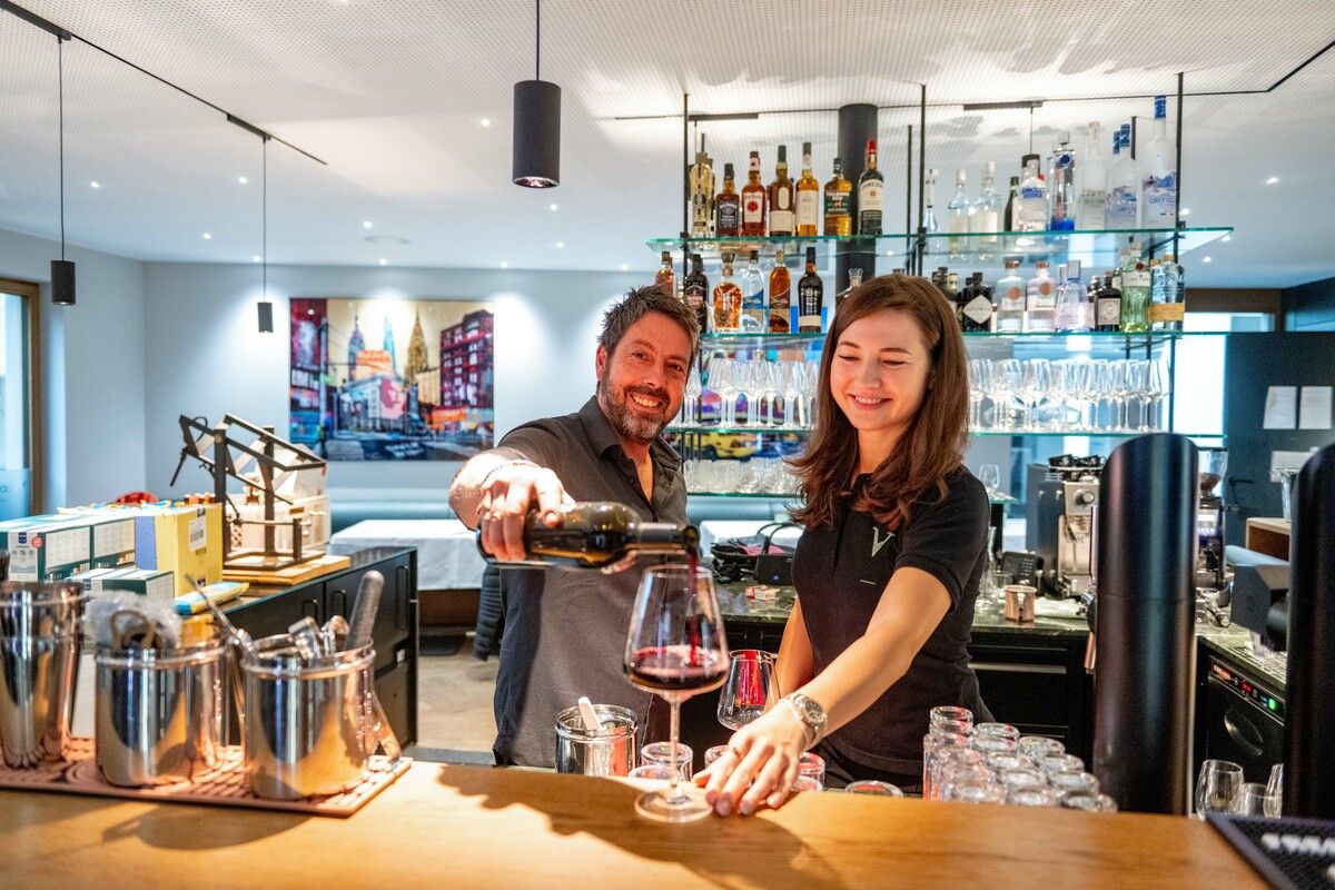 Andrea Balbi und Iryna Herchovska in der neuen Vincent Bar. ⇒Beate Rhomberg