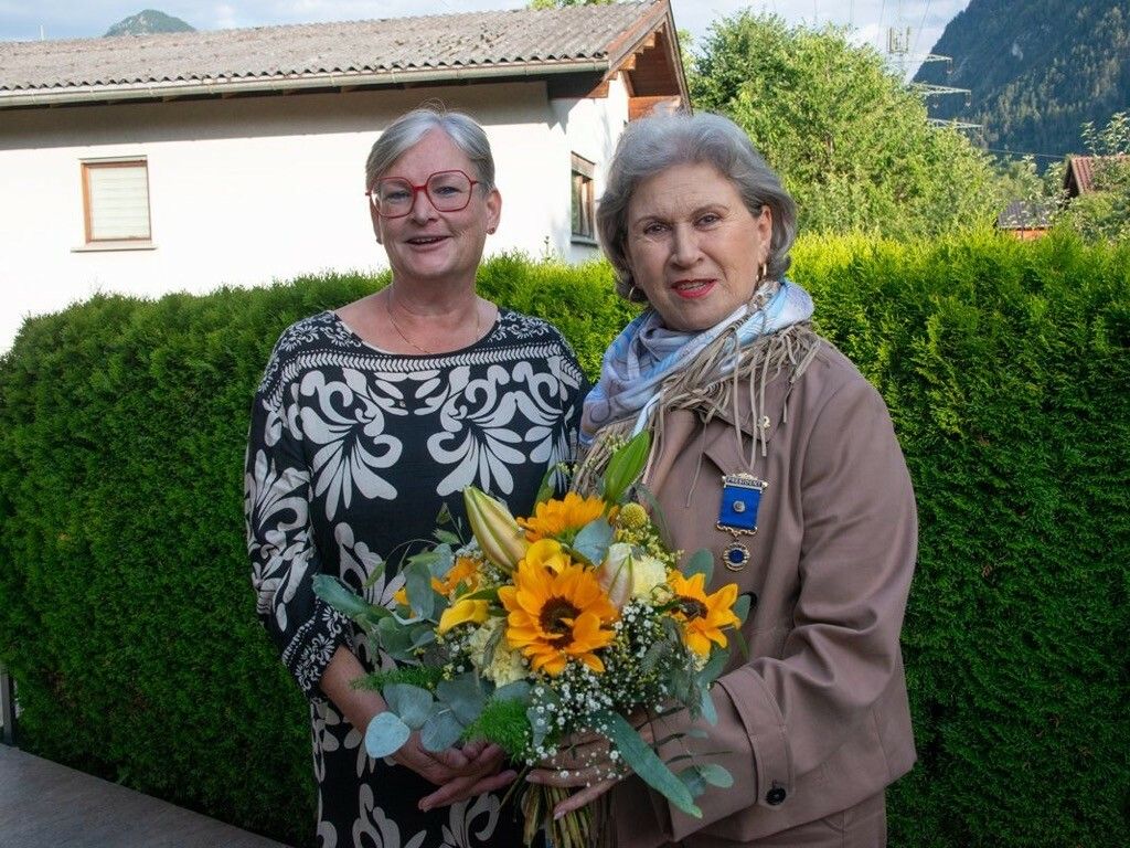 Andrea Fritz-Pinggera übergibt ihr Amt an Maria Ellensohn-Schmid. ⇒Lionslcub Rheintal