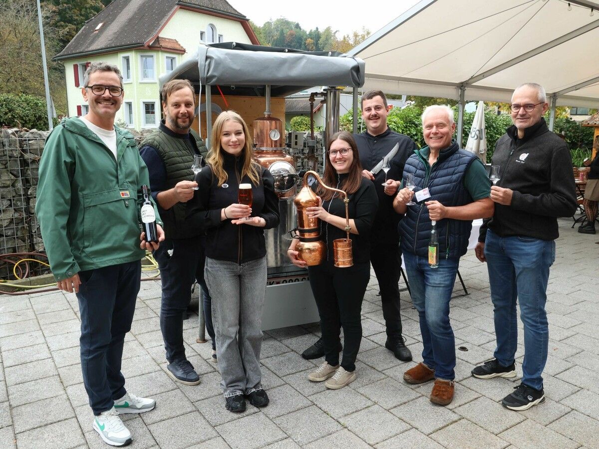 Antonio Romero (Oro Del Camello), Matthias Lins, Lehrling Ayleen Zeman, Edelbrand-Sommeliére Lena Fitzek, Küchenchef Mario Fitzek, VAKÖ-Obmann Gerhard Polzhofer und Elmar Mathis, Obmann der Edelbrand-Sommeliers.⇒Arno Meusburger