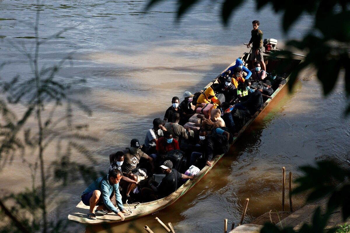 Arbeiter aus verschiedenen Ländern fliehen per Boot über den Moei-Fluss von Myanmar nach Thailand, nachdem das Militär ein großes Betrugszentrum gestürmt hat.