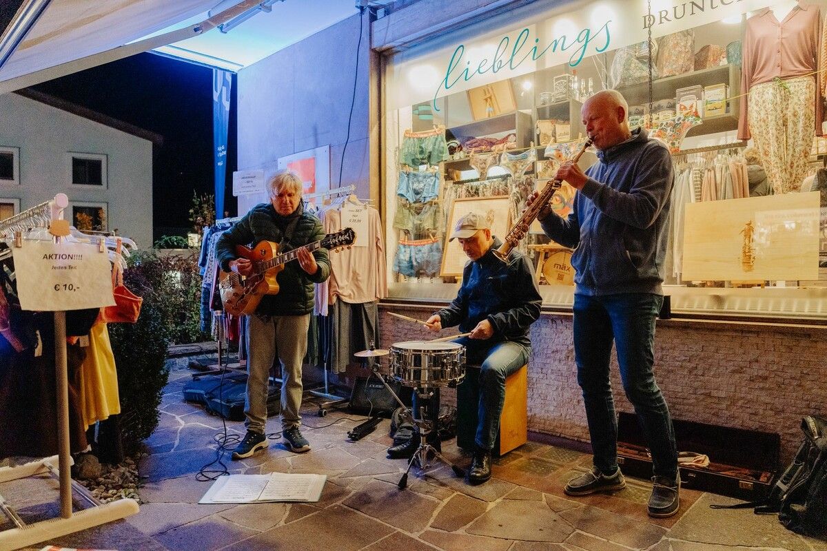 Artisten, Straßenkünstler und Livemusik schaffen eine besondere Atmosphäre.⇒WIMO
