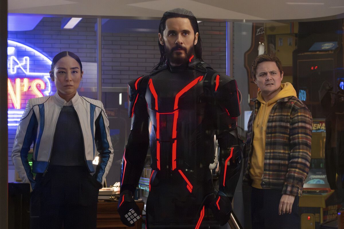 Auch “Tron: Ares” bleibt dabei dem Primat der Reihe treu, vor allem auf visuelle Überwältigung zu setzen.⇒ ⇒Disney