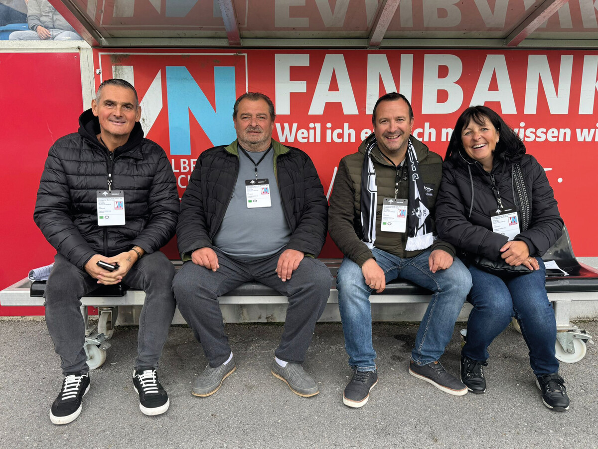 Auf der VN-Fanbank sitzen Fans mitten im Geschehen, können ihre Mannschaft anfeuern und jede Aktion hautnah verfolgen.⇒vn