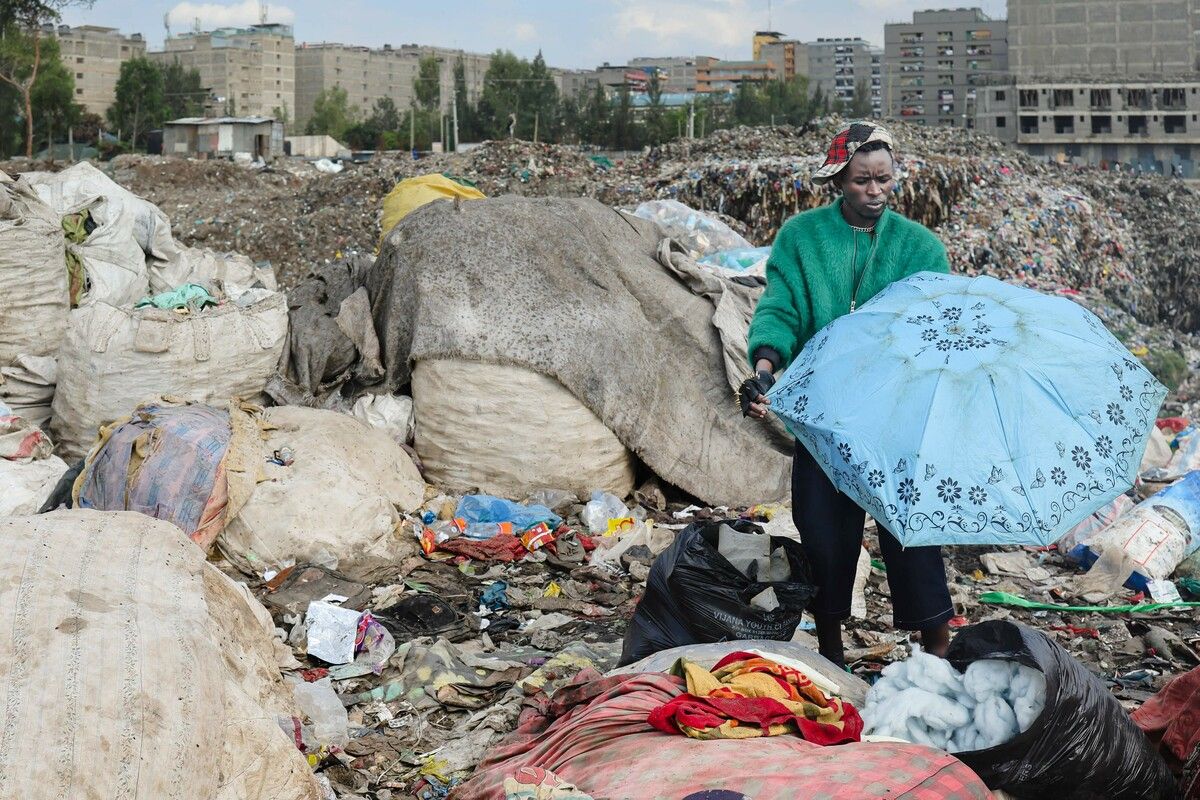 Auf einer riesigen Mülldeponie in Nairobi sucht der kenianische Designer Morgan Azedy nach Altkleidern – er ist bekannt für avantgardistische Upcycling-Mode. AFP (5)