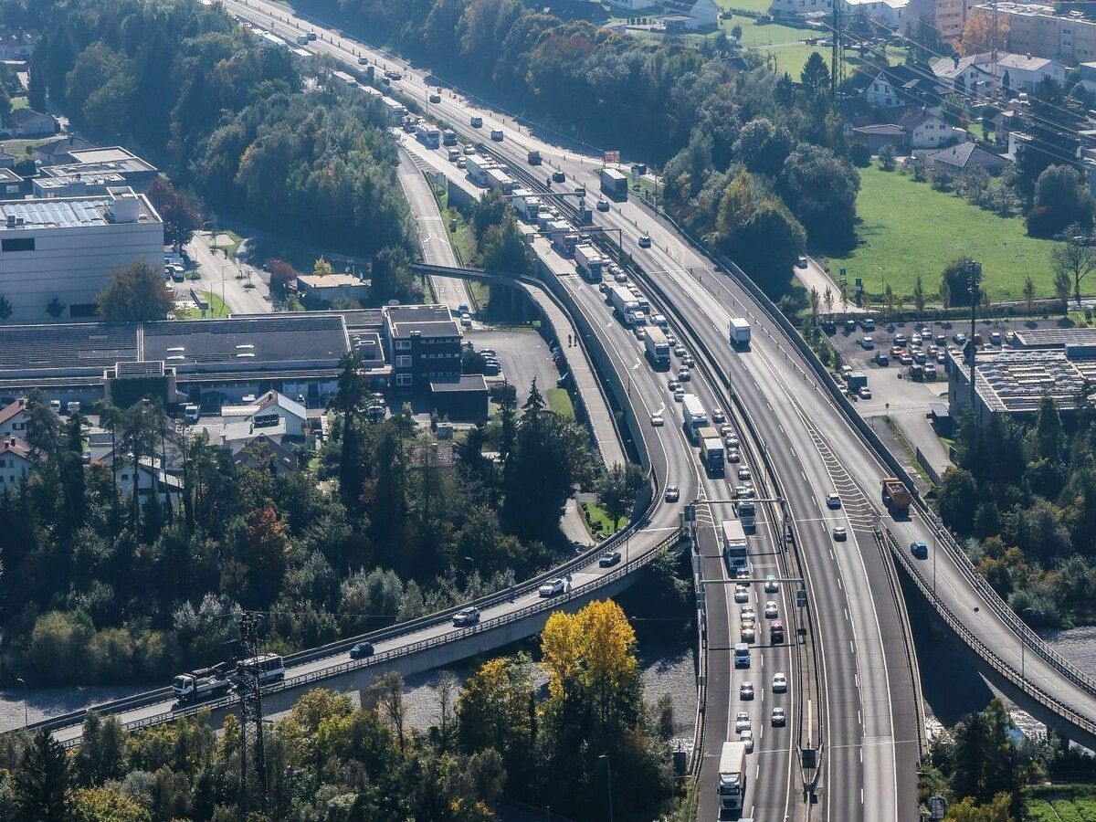 Autofahrer brauchen derzeit starke Nerven – es kommt zu langen Staus. ⇒VN/Steurer