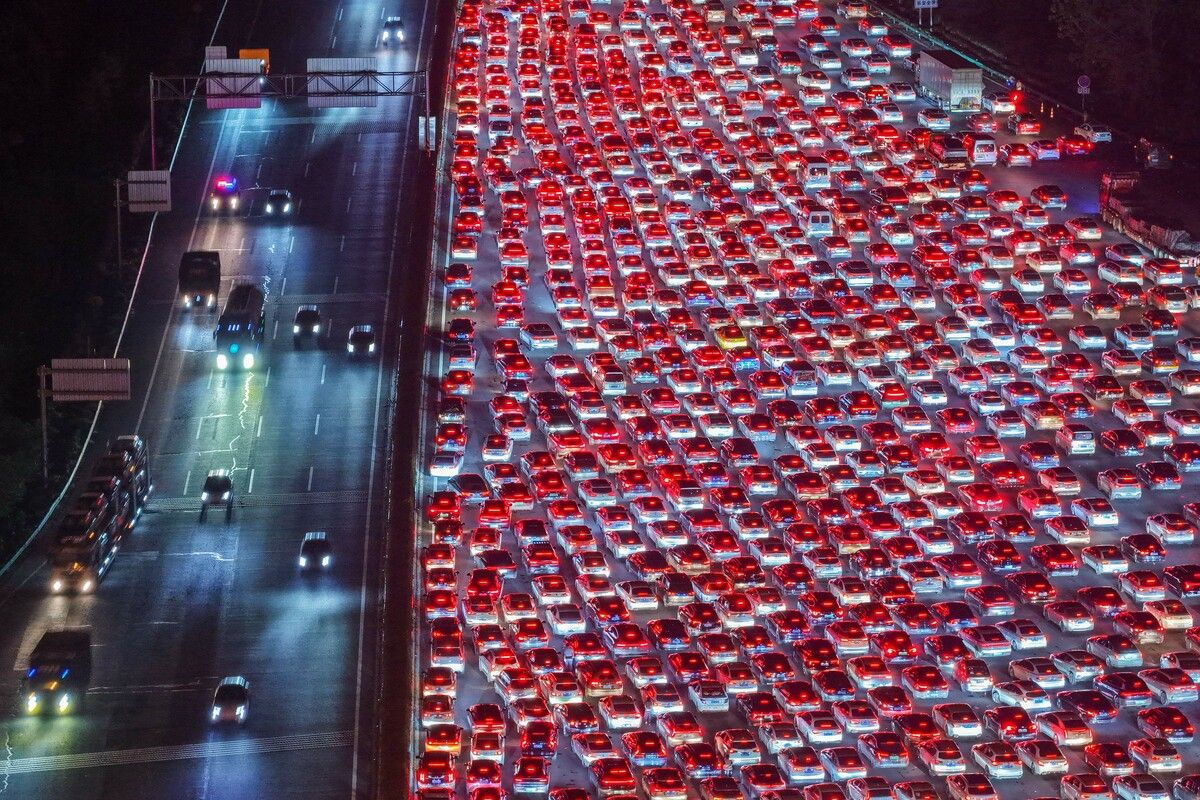 Autos fahren nach Passieren der Mautstation Wuzhuang in Chuzhou auf die Schnellstraße – mit insgesamt 36 Fahrspuren ist es die größte Autobahnmautstation Chinas. AFP (5)