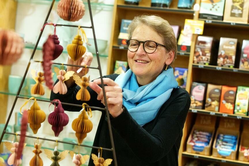 Beatrix Soyza-Koch beim Arrangieren der Weihnachtsware. ⇒VN/Stiplovsek (3)