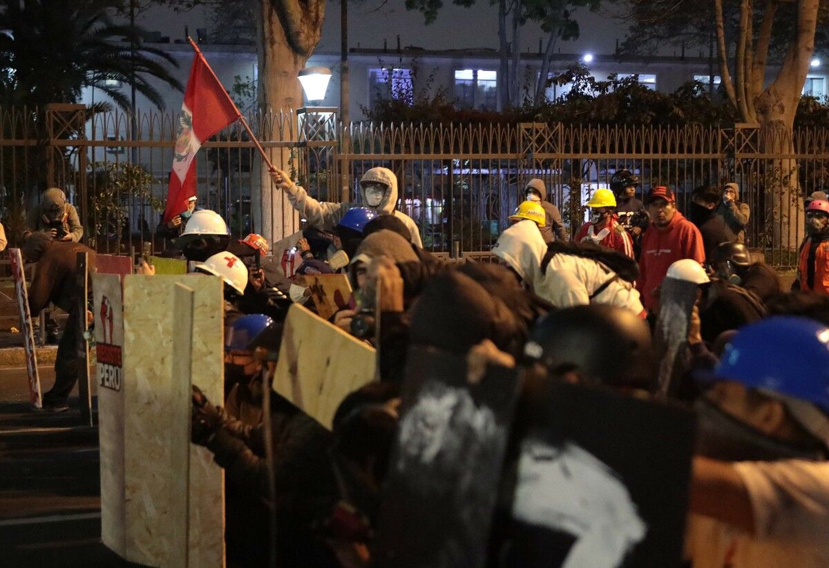 Bei gewaltsamen Protesten gegen die peruanische Regierung hat es in Lima in der Nacht auf Donnerstag ein Todesopfer und mehr als 100 Verletzte gegeben. Die Proteste richten sich auch gegen die beispiellose Zahl von Morden und Erpressungen im Zusammenhang mit organisiertem Verbrechen in dem Land. AFP (5)