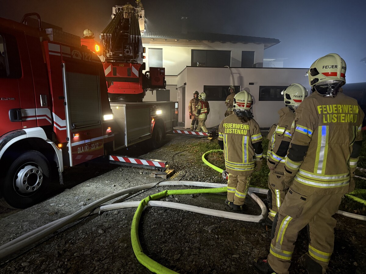 Beim Eintreffen der Feuerwehr stand das Schlafzimmer in Vollbrand. Beide Bewohner wurden verletzt und medizinisch versorgt.⇒VOL