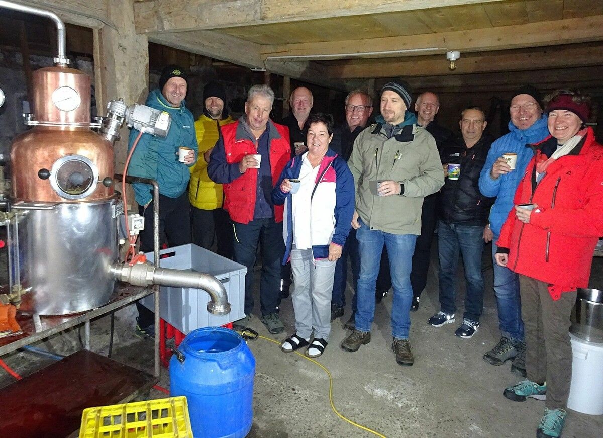 Beim zweiten Teil des Brennkurses des OGV Dornbirn wurde im Stadel von Sigi Wohlgenannt erstmals destilliert – mit viel Neugier und Glühmost gegen die Kälte.⇒cth (4)