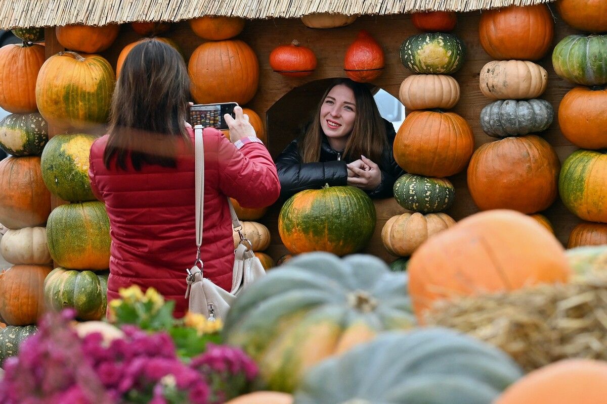 Beim „Hallo Kürbis“-Fest in Kiew (Ukraine) posierte eine Frau am Sonntag für ein Foto aus dem Fenster eines Kürbishauses. AFP (5)