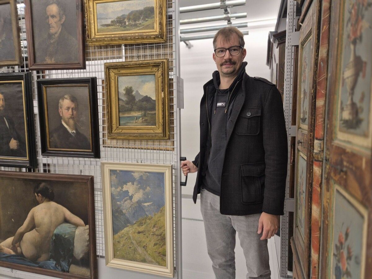 Besonders auf die Bildersammlung ist Stefan Stachniß stolz. ⇒VN/JUN(3)