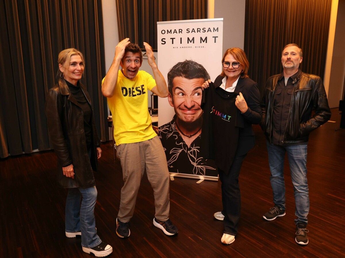 Besucher Andrea (l.) und Helmut Sinn mit Multitalent Omar Sarsam und Gabi Narat (Spannrahmen).⇒Arno Meusburger (2)