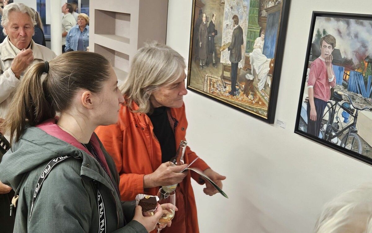 Besucherinnen und Besucher zeigten sich an den über 100 ausgestellten Exponaten interessiert.⇒em (3)