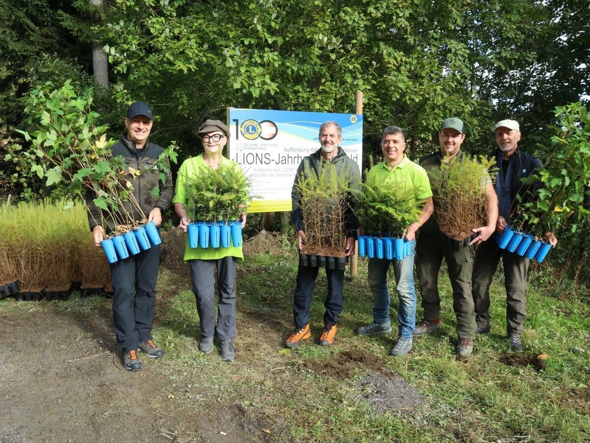 Bgm. Dieter Egger, Regionsleiterin Andrea Fritz-Pinggera, Bernd Nachbaur, Clemens Ender, Matthias Petschnig und Wolfgang Brändle, Vizepräsident der Emser „Lions“.⇒Arno Meusburger