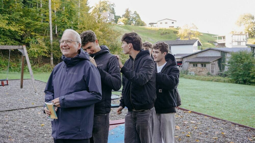 Bischof Benno Elbs bereitete es sichtlich großes Vergnügen, mit den jungen Leuten unterwegs zu sein.⇒kath.kirche