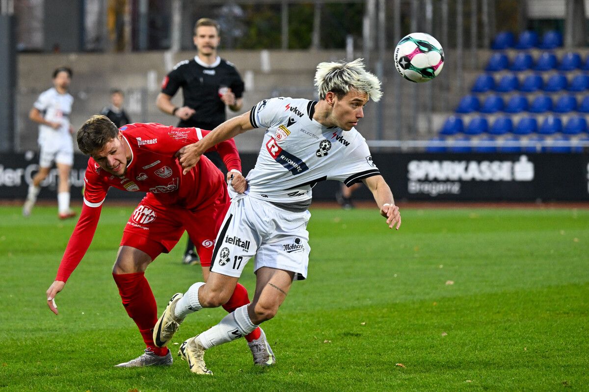 BREGENZ,AUSTRIA,24.OCT.25 - SOCCER - ADMIRAL 2. Liga, Schwarz Weiss Bregenz vs Kapfenberger SV 1919. Image shows Luca Hassler (Kapfenberg) and Raul Marte (Bregenz). Photo: GEPA pictures/ Oliver Lerch