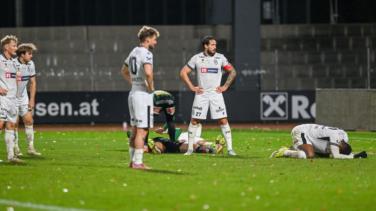 BREGENZ,AUSTRIA,29.OCT.25 - SOCCER - UNIQA OEFB Cup, round of 16, Schwarz Weiss Bregenz vs SV Ried. Image shows the disappointment of Bregenz. Photo: GEPA pictures/ Oliver Lerch
